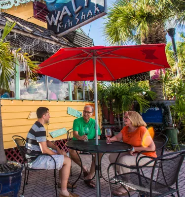 Familienessen außerhalb des Waltz Fish Shak in Madeira Beach