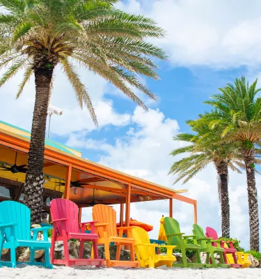 Eine Reihe bunter Stühle vor Frenchy's Rockaway Grill in Clearwater Beach