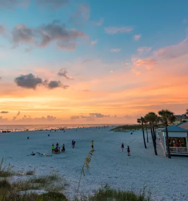 Ein Überblick über das Restaurant Palm Pavilion in Clearwater Beach bei Sonnenuntergang.