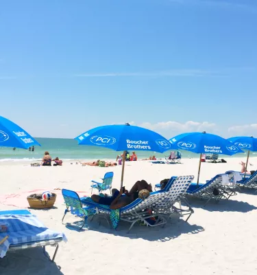 Blaue Stühle und Sonnenschirme vom Postcard Inn at St. Pete Beach