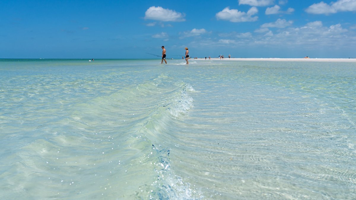 Lindas águas cristalinas na North Beach no Parque Fort de Soto em Tierra Verde, Flórida