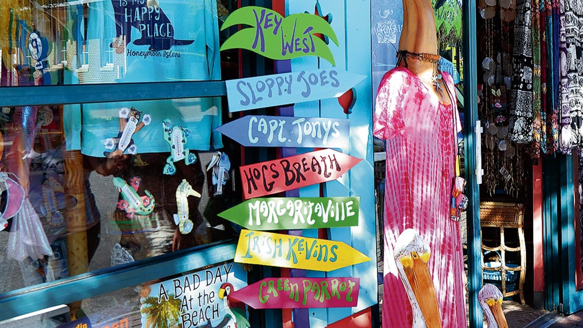 sinalização brilhante decora uma vitrine na Main Street em Dunedin, Flórida