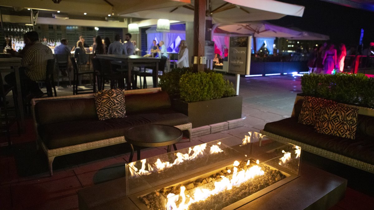 Eine Feuerstelle in der Nähe der Bar im Dachrestaurant Canopy.