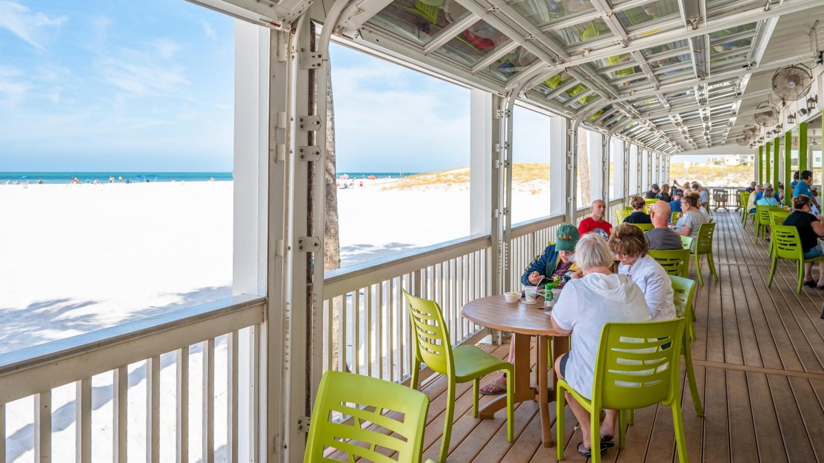 La gente cena en un restaurante con vistas a Clearwater Beach